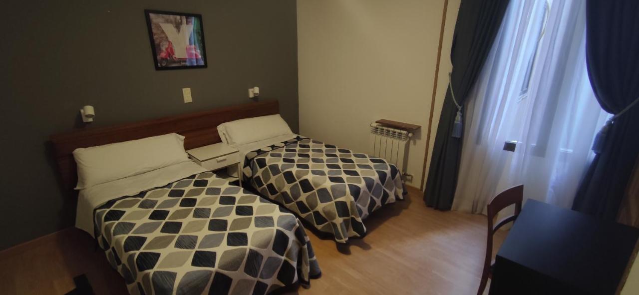 Hostal Felipe V Madrid Exterior foto