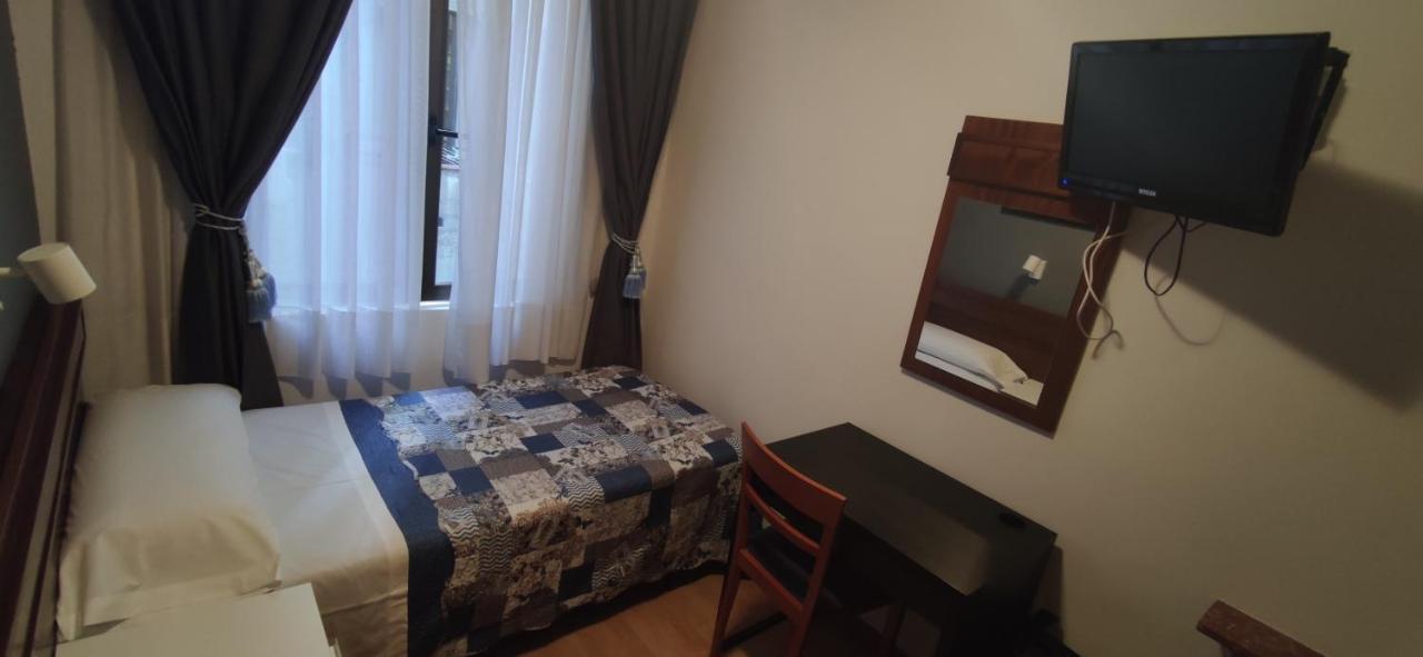Hostal Felipe V Madrid Exterior foto